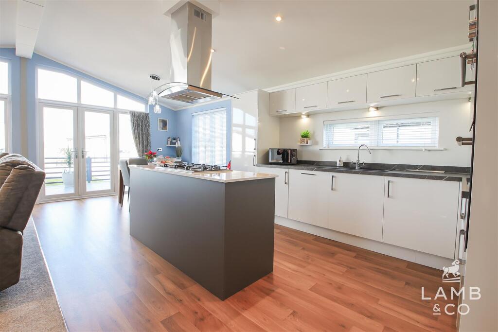 St. Johns Road, Clacton-On-Sea photo 2