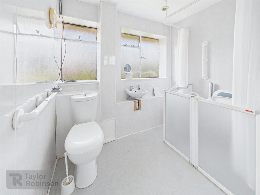 House in Crawley, Southgate - View 5