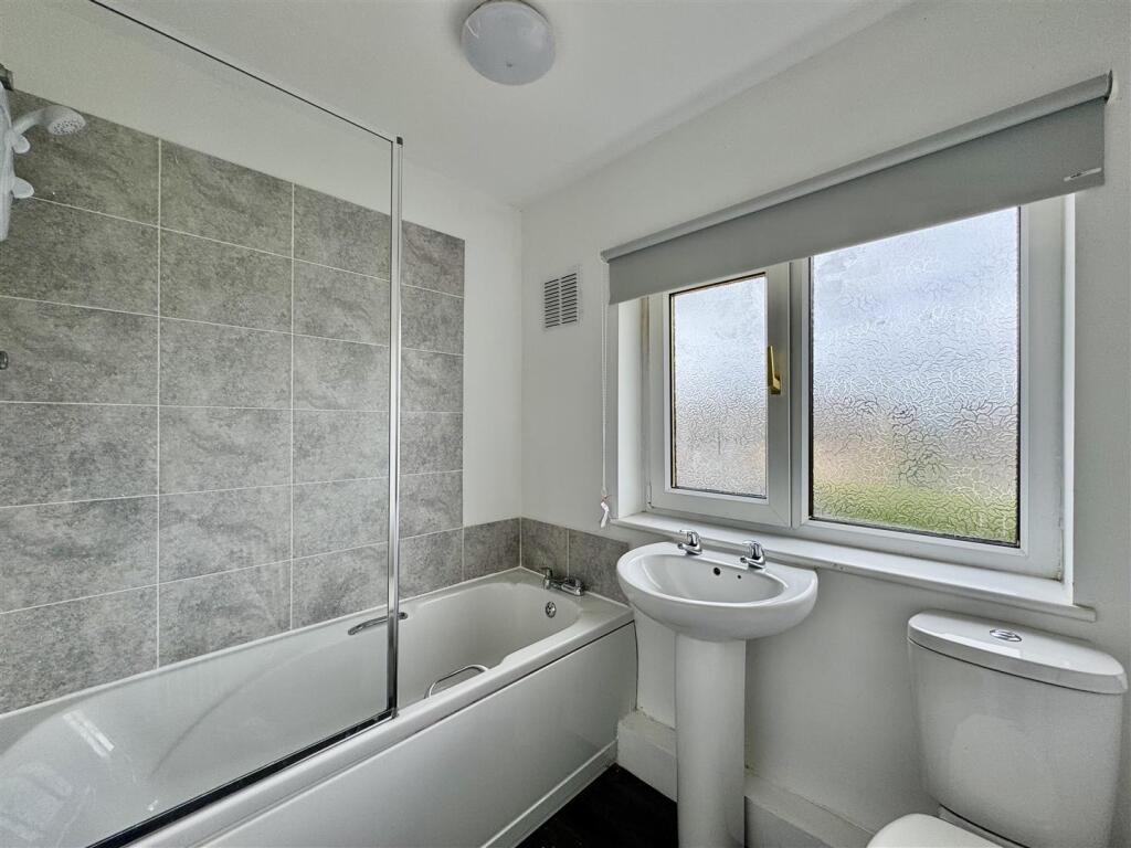 Weymouth Avenue, Oakes, Huddersfield, HD3 4YJ photo 4
