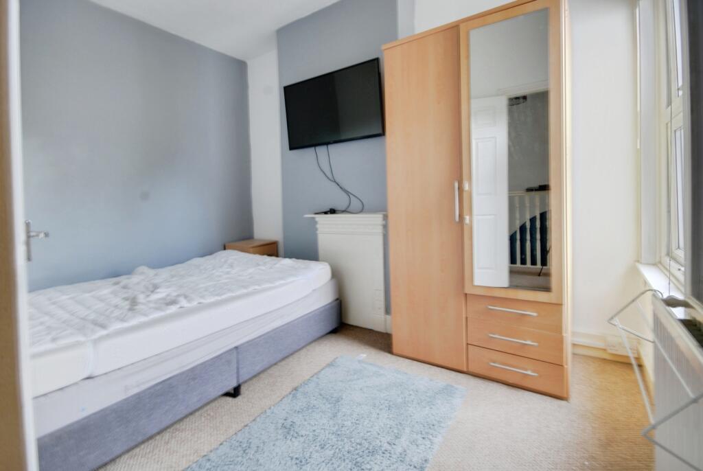 House in Watford, Hertfordshire - More