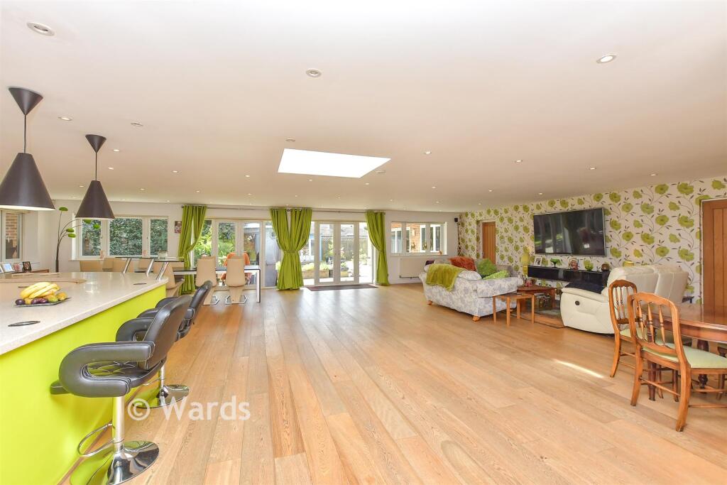 Woodside, Wigmore, Gillingham, Kent photo 4