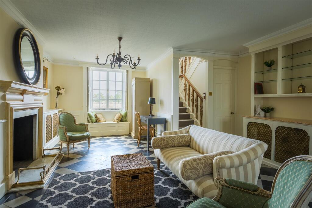 House in London, Hampton - More