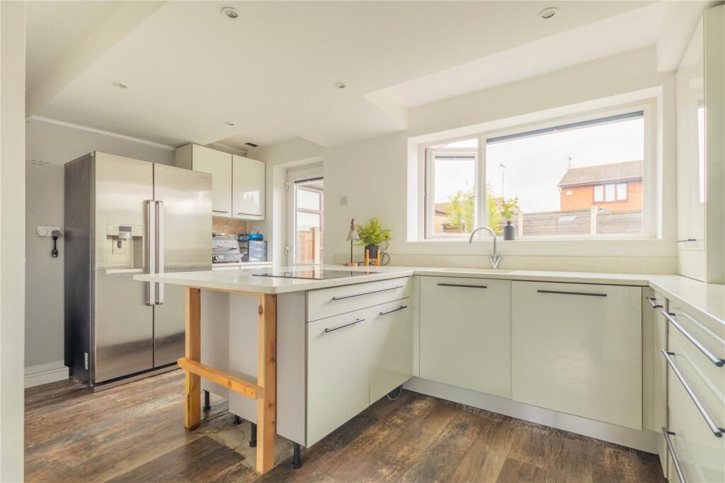 Wessex Park Close, Shaw, Oldham, Greater Manchester, OL2 photo 2