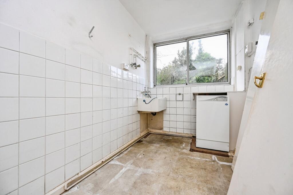 Handley Court, Liverpool, Merseyside, L19 photo 4