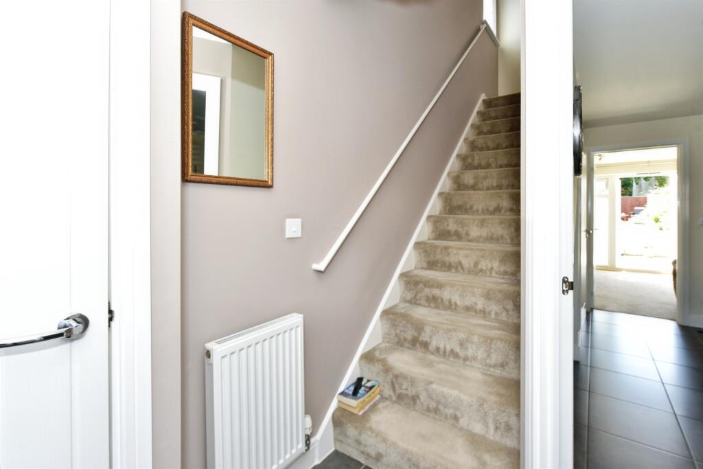 Hewer Court, Halfway, Sheffield photo 4