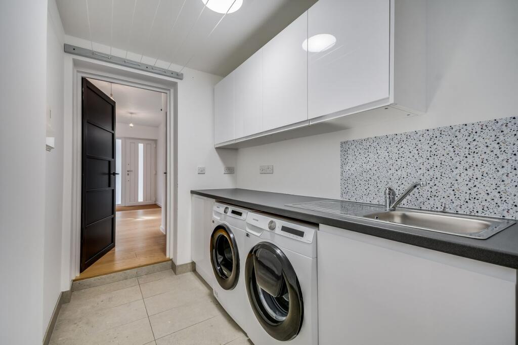 House in Basildon, Great Burstead and South Green - More