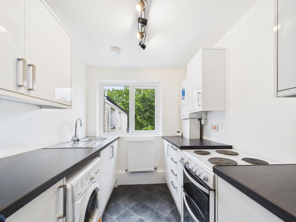 Apartment in East Kilbride, Whitemoss, The Village - View 2