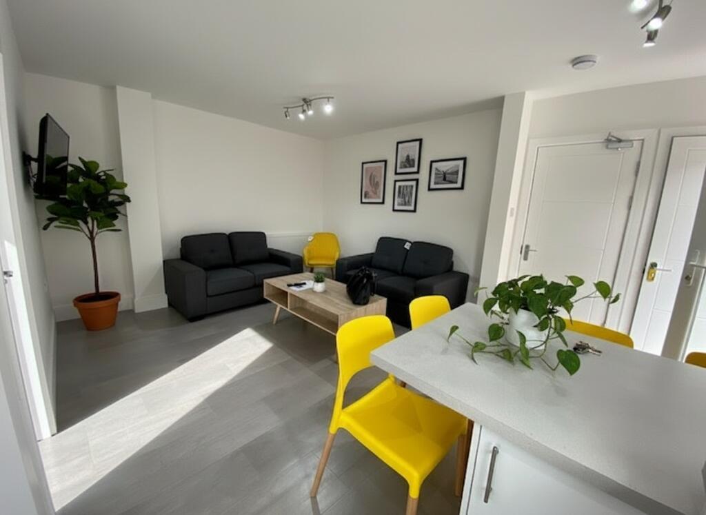 Main image of property: Warwick Avenue, Beeston, East Midlands, NG9