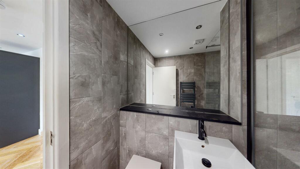 Bathroom 4.jpg