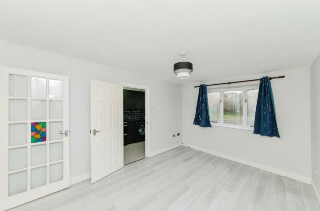 Apartment in Watford, Hertfordshire - View 5