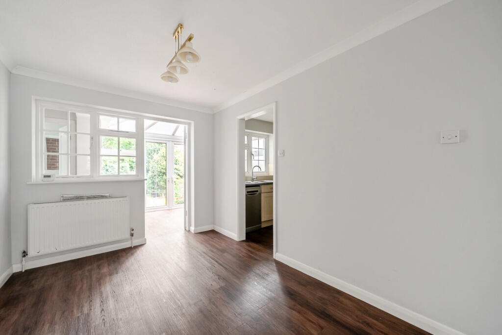 Cheniston Close, West Byfleet, KT14 photo 4