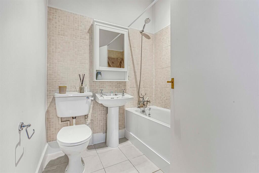 Apartment in London, East Sheen - More