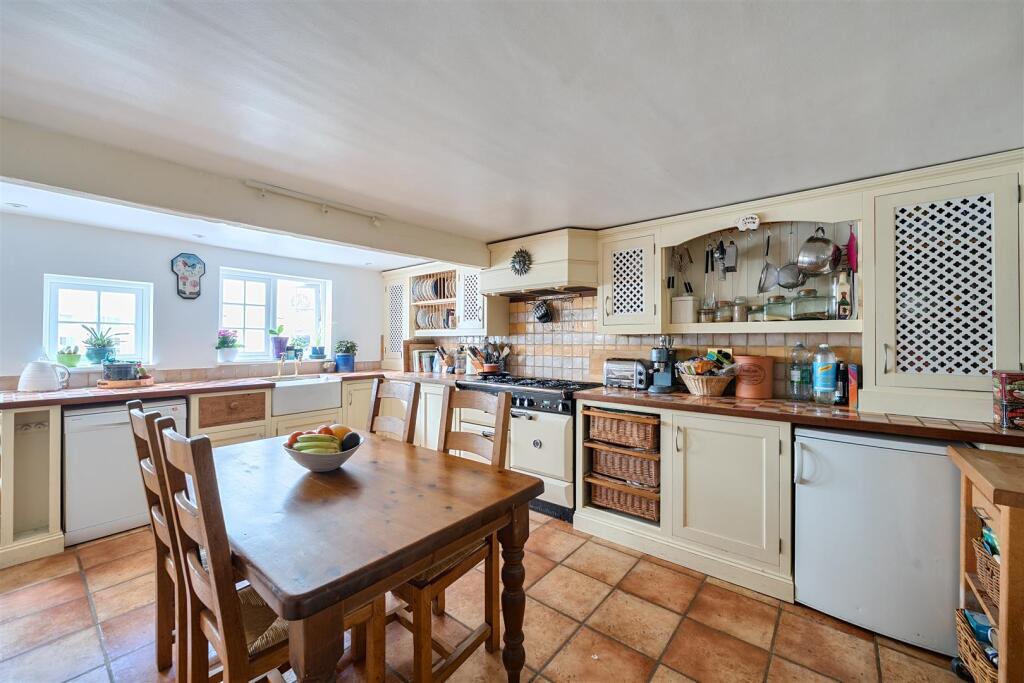 34 Wellcroft photo 3