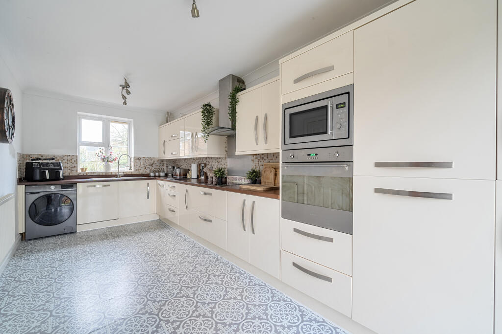 Lancaster Square, Lyneham, SN15 photo 4