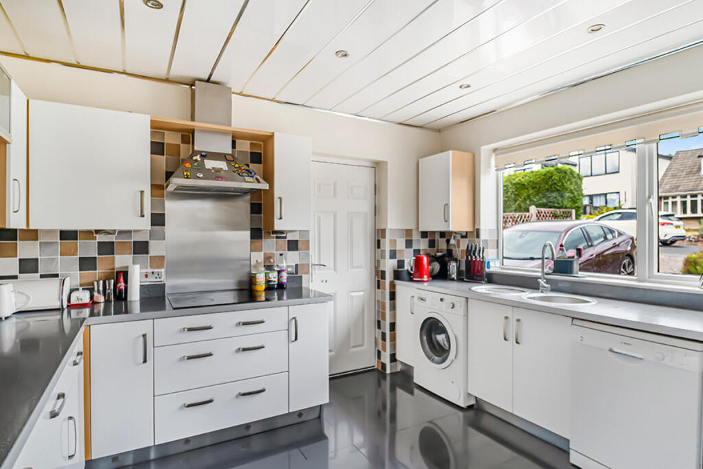 House in Rotherham, Guilthwaite - More