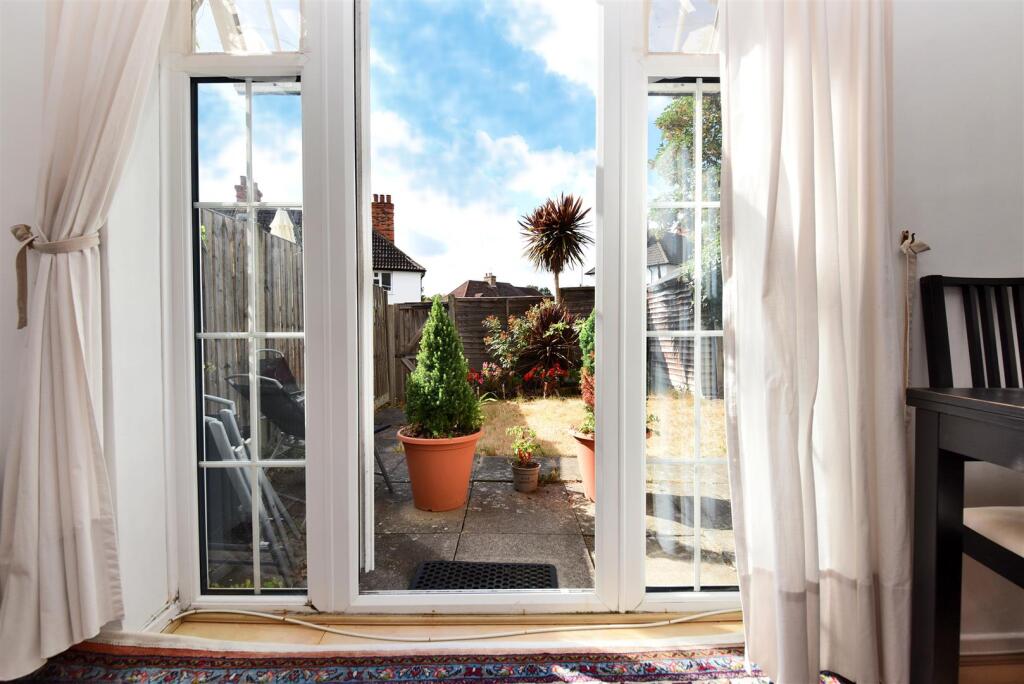 Apartment in Kingston upon Thames - View 4