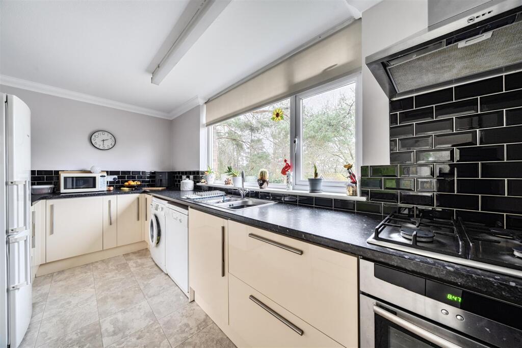 Birch Court, Birchside, Crowthorne, Berkshire, RG45 6HR photo 3