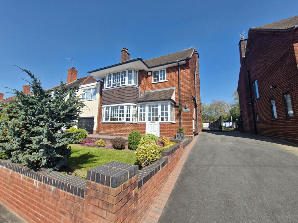 3-bed detached on Dudley Wood Avenue, DUDLEY WOOD, Netherton., £395,000