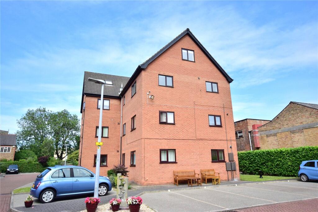 2-bed flat on Grosvenor Crescent, Grimsby, Lincolnshire, DN32, £115,000