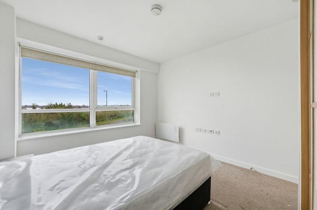 Apartment in Spelthorne, The Dolphin Estate, Charlton - More