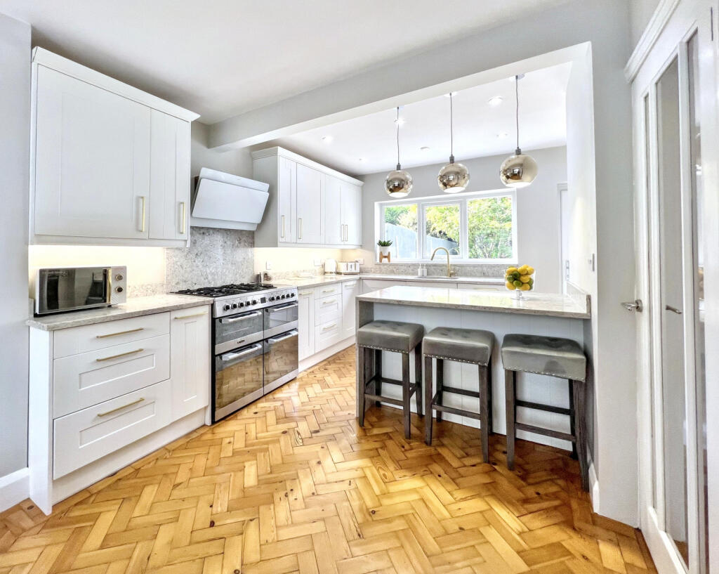 OUTSTANDING Family Home in a Prime Location 47 Heol Hir, Llanishen, Cardiff, CF14 5AA - View 4