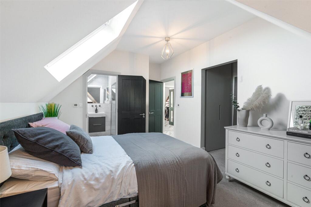 Apartment in Croydon - More