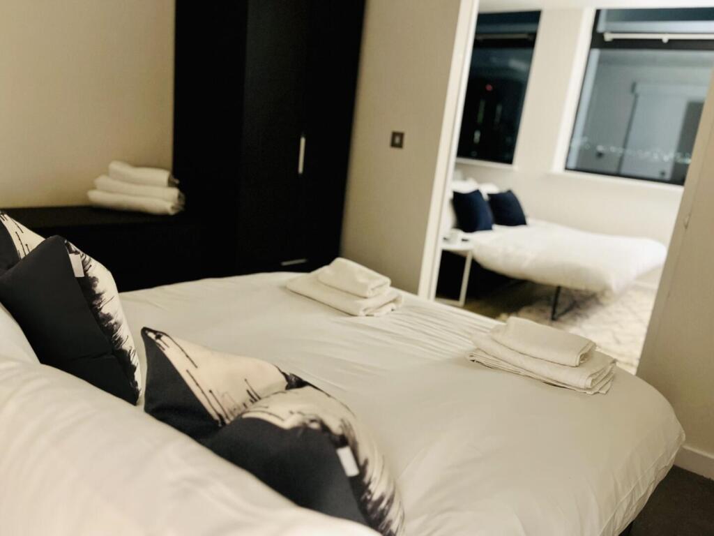 Apartment in Manchester, Old Trafford - View 2