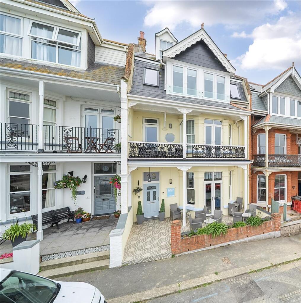 Main image of property: Lazy Waves, Island Crescent, Newquay