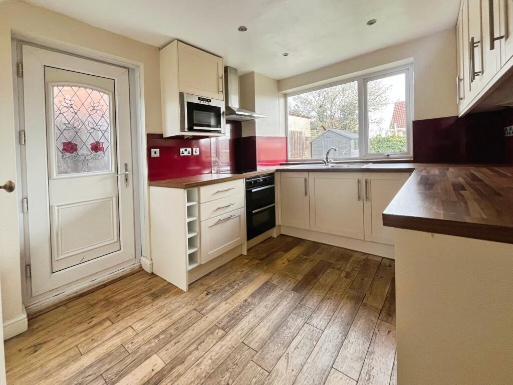 Hollingthorpe Avenue, Hall Green, Wakefield, West Yorkshire, WF4 photo 4