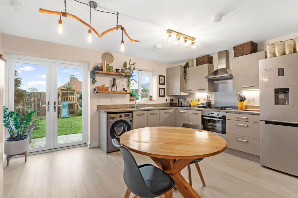 17 Lord Hill Gardens, Ombersley, Droitwich, Worcestershire.  WR9 0FG photo 2