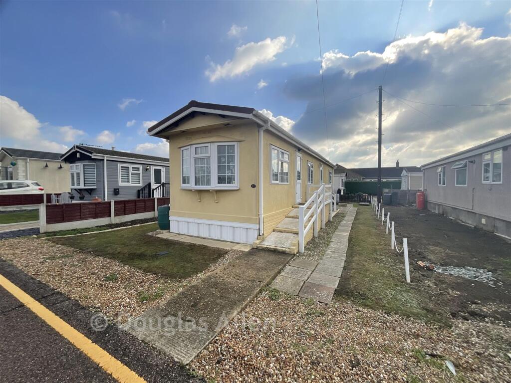 2-bed caravan on Lower Dunton Road, Dunton, Brentwood, Essex, £130,000