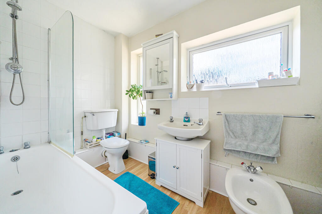 House in Sunningdale, Windsor and Maidenhead - More