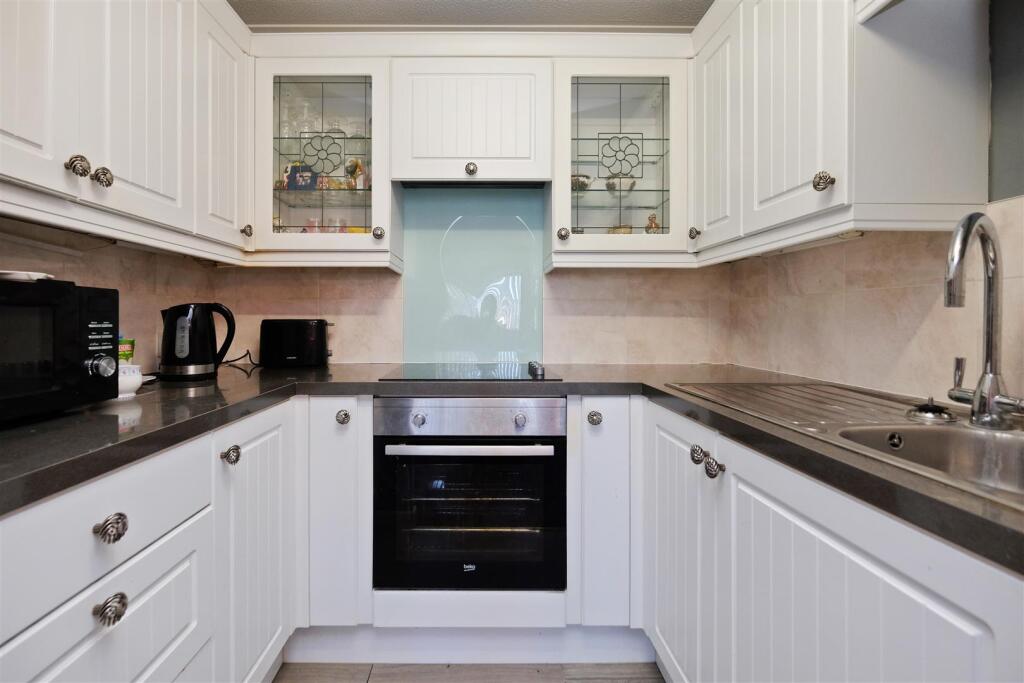 Apartment in Herne Bay, Hunter's Forstal, Mickleburgh Hill - View 3