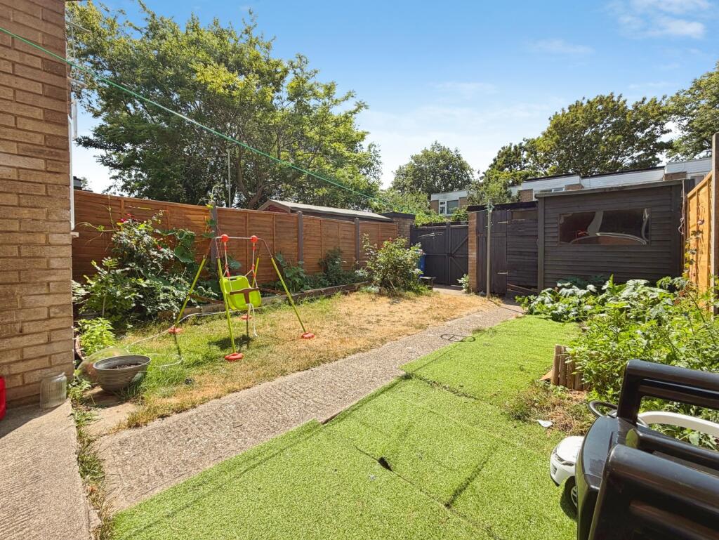 House in Rushmoor, Totland, Farnborough - View 5