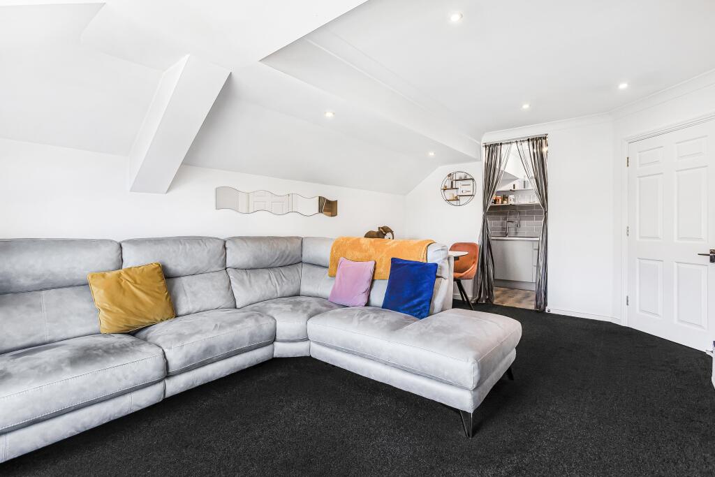 Apartment in Welwyn Hatfield, Hertfordshire - View 3