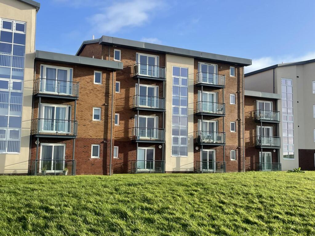 2-bed flat on Pentre Doc Y Gogledd, Llanelli, SA15, £125,000