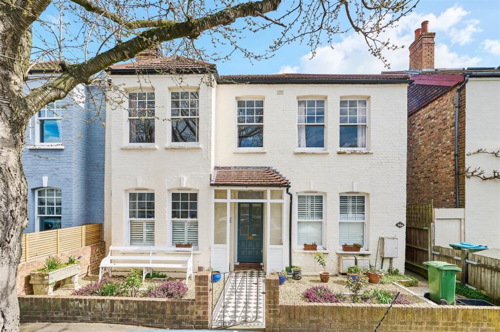 3-bed flat on Connaught Avenue, East Sheen, SW14, £550,000