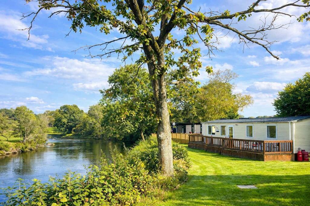 2-bed caravan on Upper Chapel Road, Garth, Builth Wells, Llangamarch Wells, LD4 4BH, £15,000