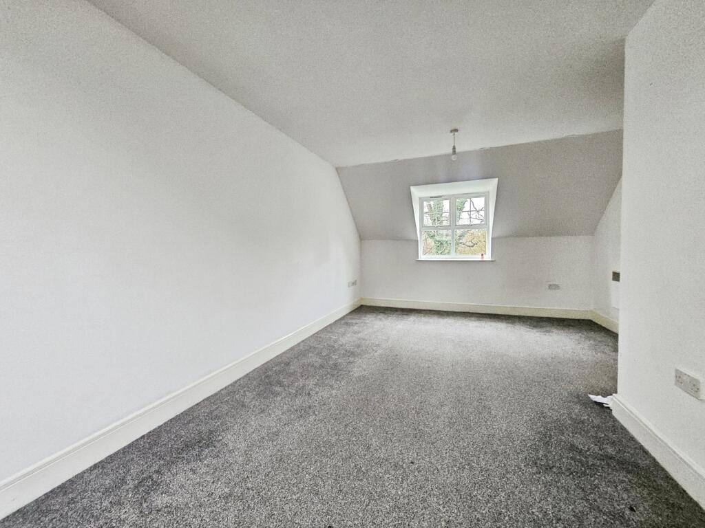 Worth Park Avenue, Crawley, West Sussex photo 3
