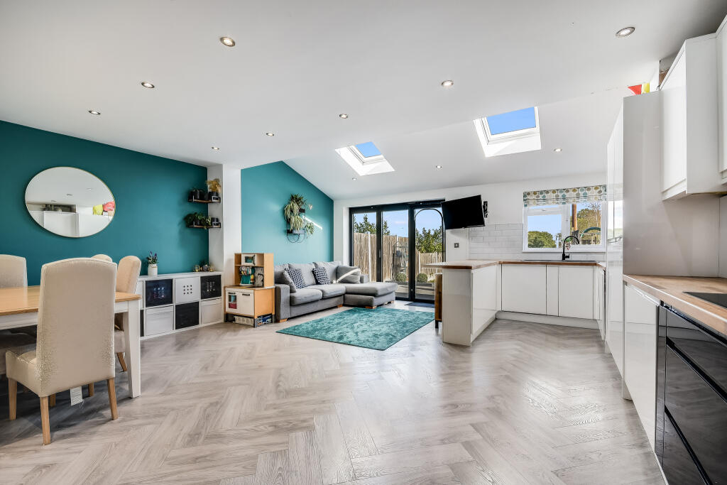 3-bed semi-detached on Keene Way, Galleywood, Chelmsford, £500,000