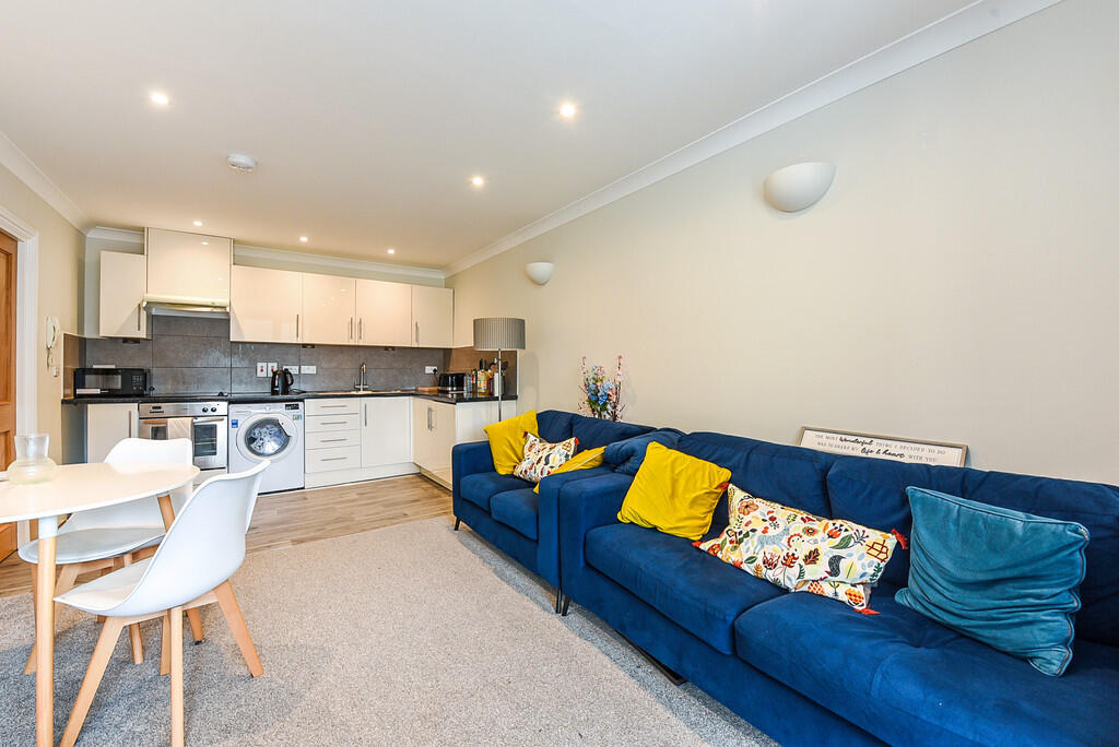 Apartment in Winchester, Hampshire - More