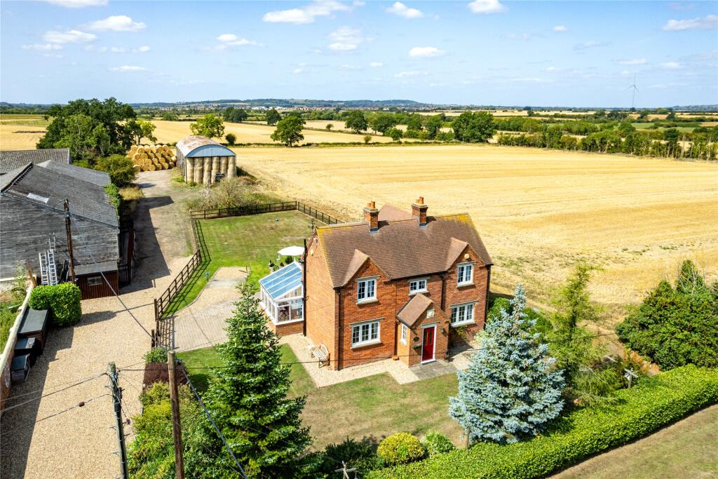 3-bed detached on Buckingham Road, Weedon, Aylesbury, Buckinghamshire, HP22, £695,000