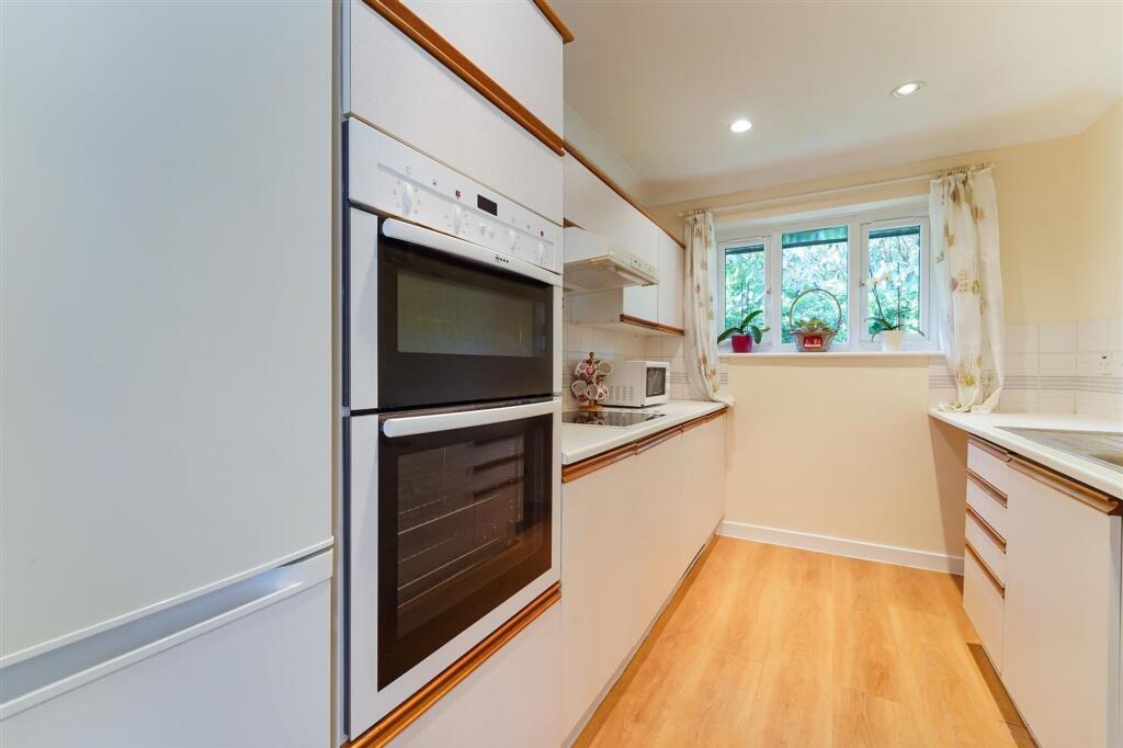 House in Epsom and Ewell, Woodcote, The Wells - More
