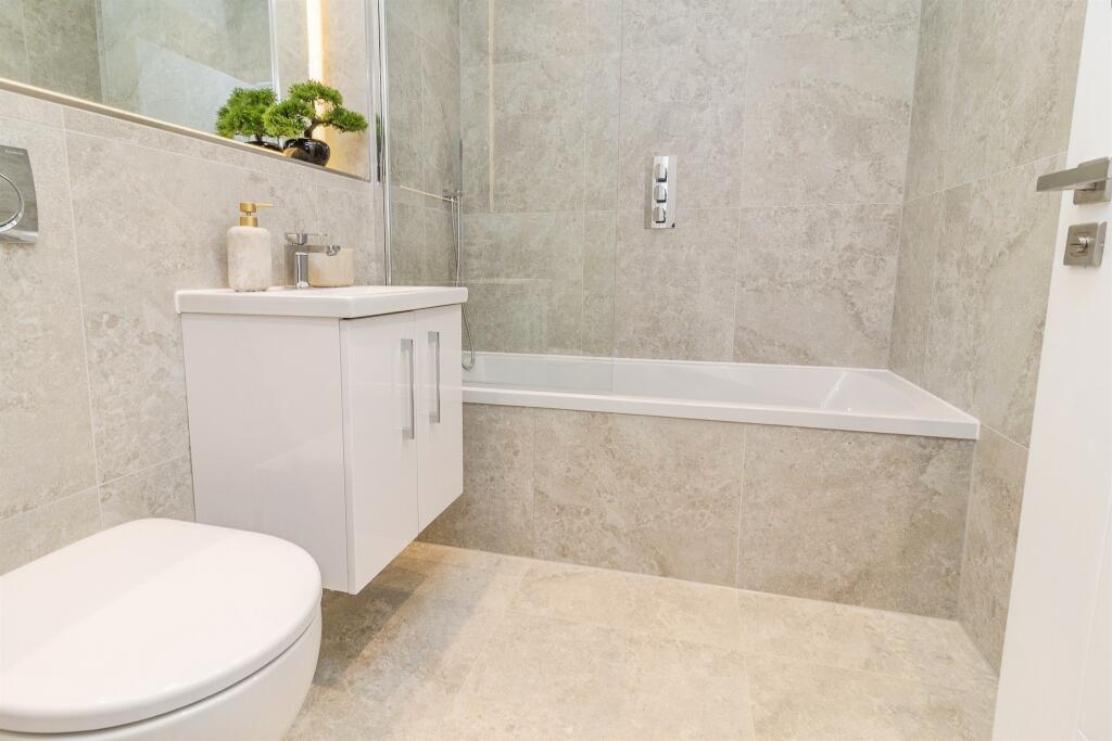 Apartment in London, Sutton New Town, Benhilton - View 5