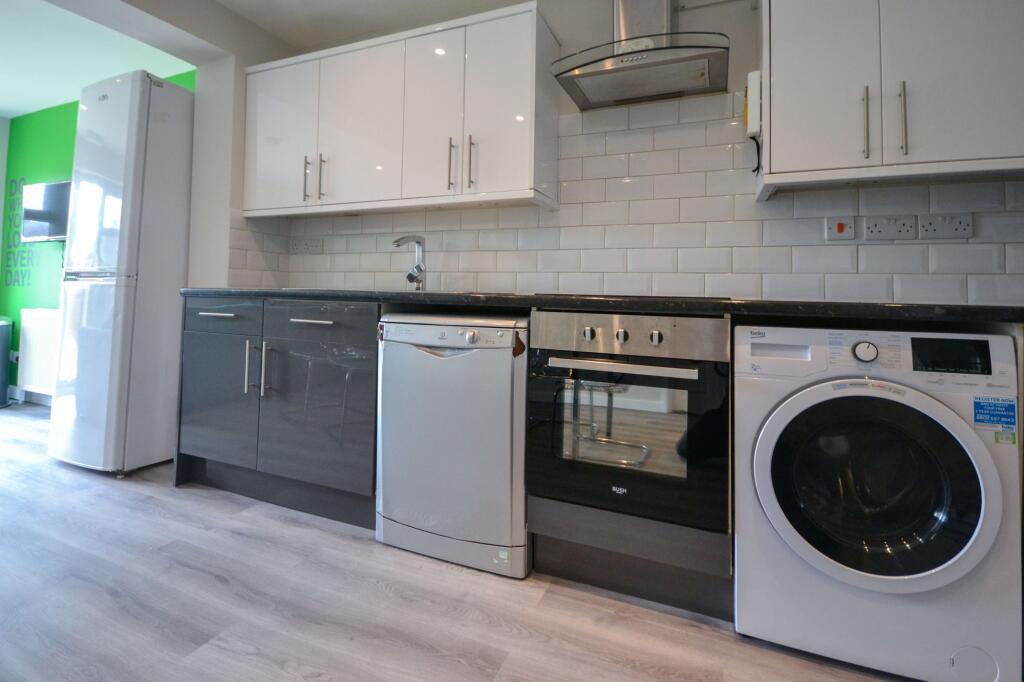 Whitby Drive, Reading, RG1 - View 4