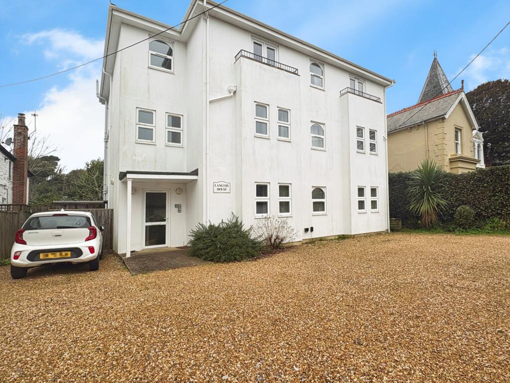 2-bed flat on Victoria Road, Freshwater, Isle of Wight, £250,000