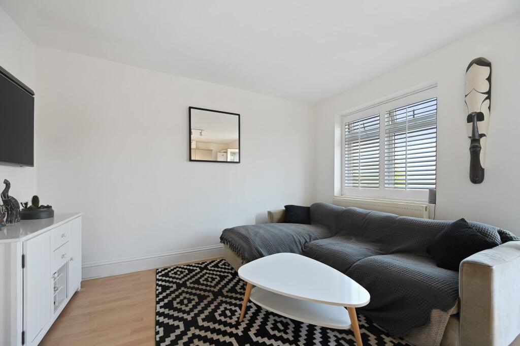 Apartment in Worcester Park, The Hamptons - View 3
