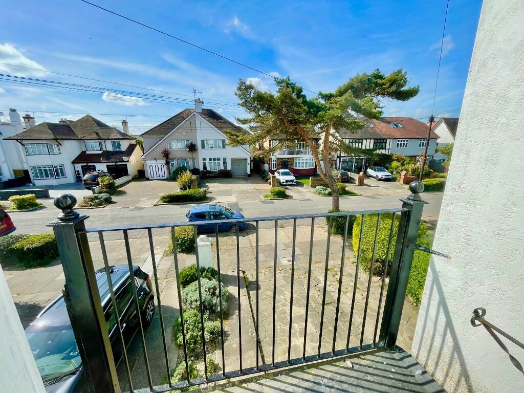 Second Avenue, CHALKWELL, Essex, SS0 photo 2