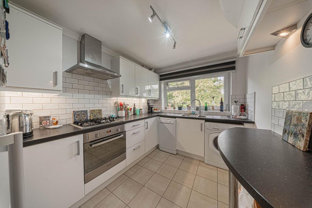 Apartment in Redhill - More