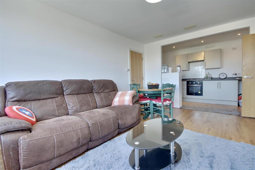 Apartment in Havant, Waterlooville - View 3